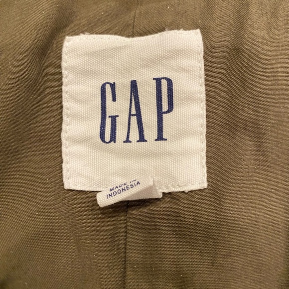 The GAP Men’s Small Cargo Jacket with zip in hood and chest pockets. - Picture 4 of 5